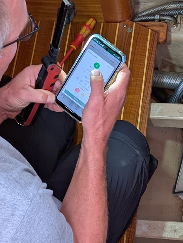 Jachtexpert legt een bevinding vast in outside/input: Marine tijdens de keuring aan boord