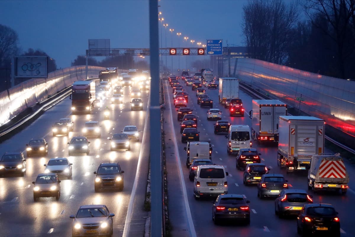 Avondspits op de snelweg, de rit waarin auto-modus de laatste punten afmaakt